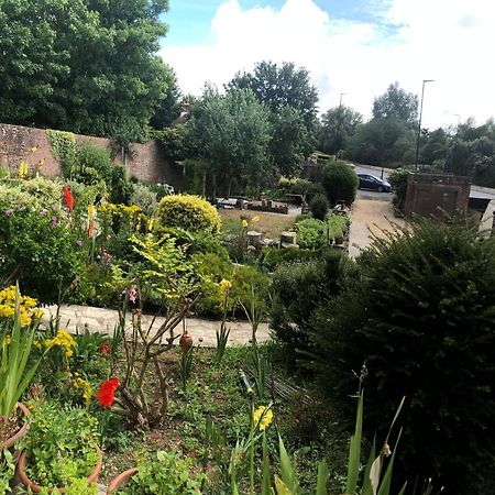 Bed and Breakfast Ponders End Newport  Exterior foto