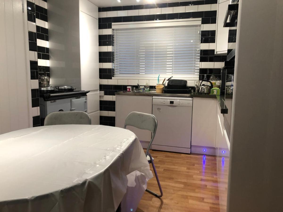 Bed and Breakfast Ponders End Newport  Exterior foto