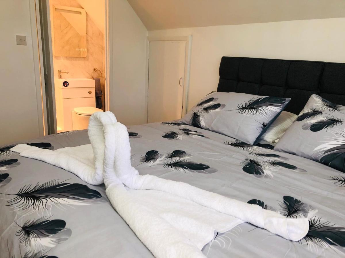 Bed and Breakfast Ponders End Newport  Exterior foto