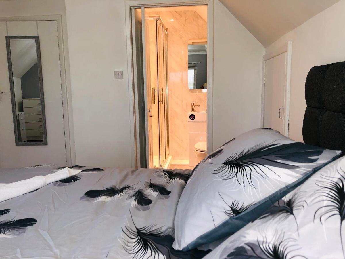 Bed and Breakfast Ponders End Newport  Exterior foto