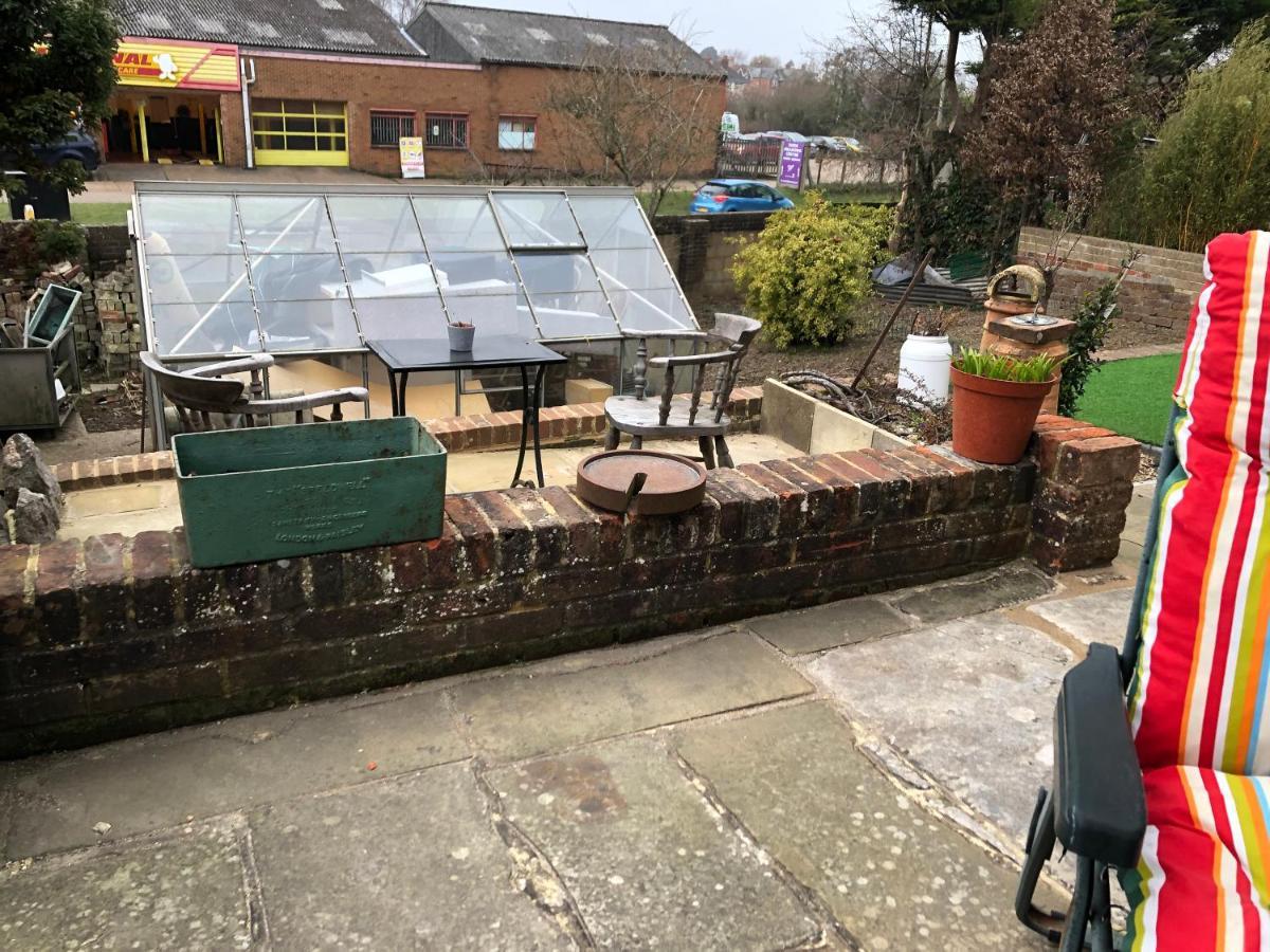 Bed and Breakfast Ponders End Newport  Exterior foto