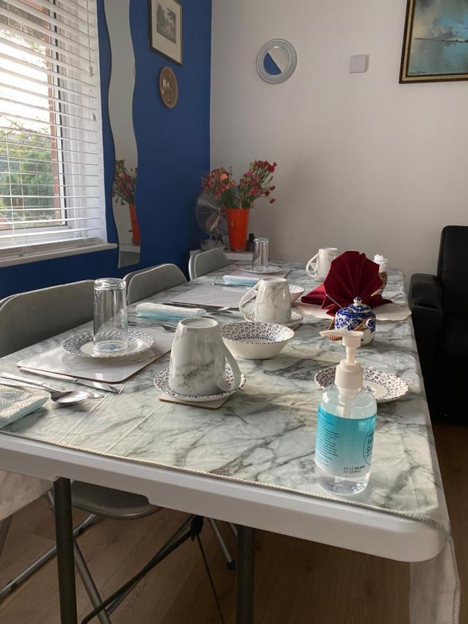 Bed and Breakfast Ponders End Newport  Exterior foto