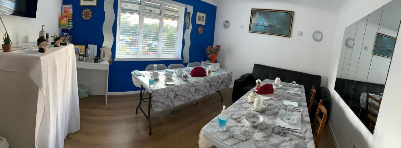Bed and Breakfast Ponders End Newport  Exterior foto