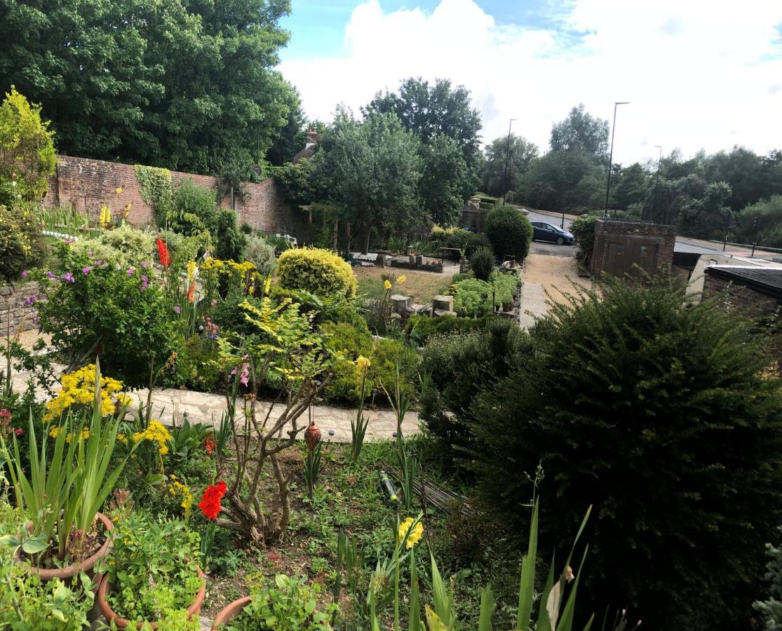 Bed and Breakfast Ponders End Newport  Exterior foto